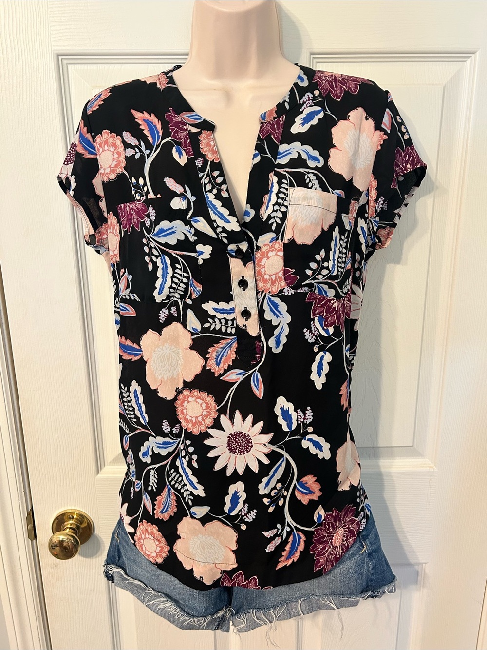 Women’s New York & Company Black Floral V-Neck Short Sleeve Blouse, Small